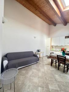 een woonkamer met een bank en een tafel bij Casa AmeRosa in Fiorenzuola di Focara