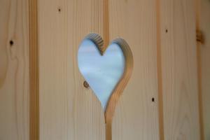 Domek w Borze في كوشتيليسكا: قلب مقطوع من جدار خشبي