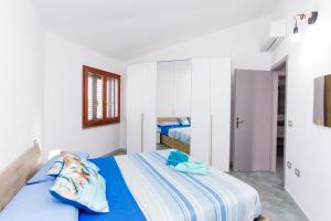 奧羅塞伊的住宿－Casa Michela，一间白色卧室,内配两张床