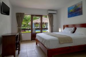 Postel nebo postele na pokoji v ubytování Fuego del Sol Beachfront Hotel