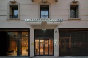 een gebouw met een bord waarop staat: m consulaat buenos aires bij NH Milano Corso Buenos Aires in Milaan