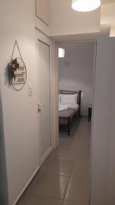 um corredor com uma cama num quarto com uma porta em Sweet Home em Rethymno Town