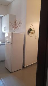 レティムノ・タウンにあるSweet Homeのキッチン(白い冷蔵庫、花瓶付)