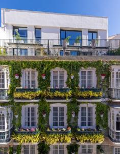卡塔赫納的住宿－La Casa de las Flores，公寓大楼外墙上鲜花盛开