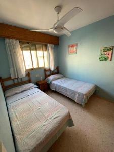 Postel nebo postele na pokoji v ubytování Jardin 5 Playa de Gandia - No Fiestas - Con Wifi