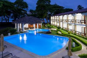 Bazén v ubytování Fuego del Sol Beachfront Hotel nebo v jeho okolí