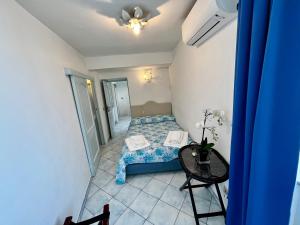 Kleines Zimmer mit einem Bett und einem Tisch in der Unterkunft Suite Apartment con Giardino in Piazzetta in Capri