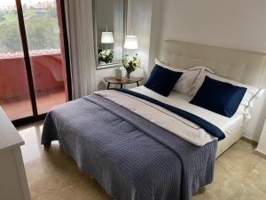 Postel nebo postele na pokoji v ubytování 15 First line Penthouse with wonderful seaview near Duquesa Golf Manilva Andalucia + 23 fotografií