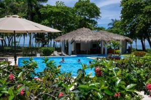 Bazén v ubytování Fuego del Sol Beachfront Hotel nebo v jeho okolí