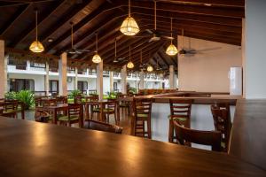Restaurace v ubytování Fuego del Sol Beachfront Hotel