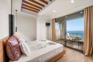 Marina apartments في لينتاس: غرفة نوم مع سرير وإطلالة على المحيط