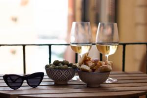 stół z dwoma kieliszkami wina i miską chleba w obiekcie ALPORTO58 w mieście Camogli
