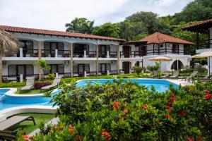 Bazén v ubytování Fuego del Sol Beachfront Hotel nebo v jeho okolí
