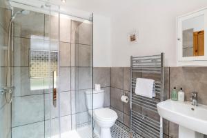 un bagno con doccia, WC e lavandino di Mountain View Lodge - Seasgair Lodges a Grantown on Spey Altre 4 foto