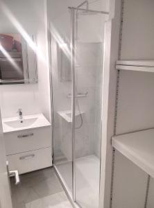 ジュアン・レ・パンにあるRésidence Graziella studio 407のシャワーと洗面台付きのバスルーム