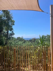 una ventana de una valla con vistas en Le Cycas, mobil-home neuf avec sa vue dégagée sur les vignes et la mer, en Hyères 3 fotos más