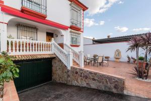 ein Haus mit einem Balkon und einer Terrasse in der Unterkunft El Patio Descubre la casa perfecta para tu grupo in Cabra