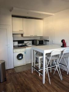 Η κουζίνα ή μικρή κουζίνα στο Maison Triplex du jardin des plantes