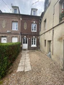 uma entrada vazia em frente a um edifício de tijolos em Maison Triplex du jardin des plantes em Rouen