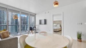 un soggiorno bianco con tavolo e divano di Icon Brickell Stay, Pool, Spa, Views, Restaurants a Miami