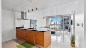 una cucina con pareti bianche e una grande finestra di Icon Brickell Stay, Pool, Spa, Views, Restaurants a Miami