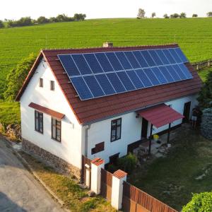 ein Haus mit Sonnenkollektoren auf dem Dach in der Unterkunft Potvorovská chalupa in Potvorov