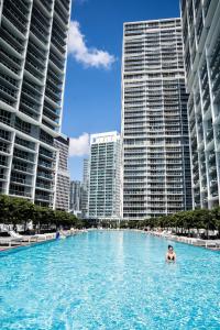 Un uomo in una piscina in una città di Icon Brickell Stay, Pool, Spa, Views, Restaurants a Miami