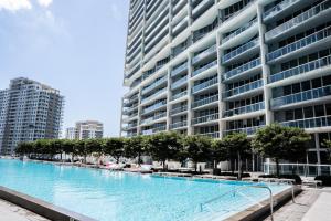 un grande condominio con una grande piscina di Icon Brickell Stay, Pool, Spa, Views, Restaurants a Miami Altre 36 foto