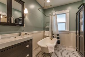 uma casa de banho com um lavatório, um WC e um espelho. em Cherry Blossom I - Downtown Cottage Backyard Retreat em Fruita