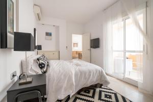 - une chambre blanche avec un lit et une fenêtre dans l'établissement 29 Close to the beach, 2 bedroom Sabinillas Manilva Andalusia, à San Luis de Sabinillas