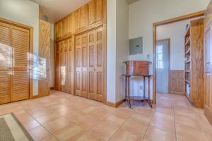 Habitación grande con puertas de madera y mesa. en Shady Acres - Country Classic, Spectacular Views!, en Fruita