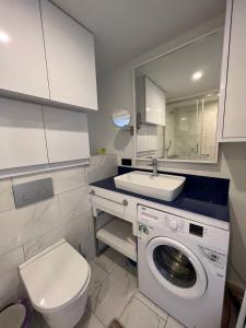 W łazience znajduje się pralka i umywalka. w obiekcie Apartment Batumi Weekend w mieście Batumi