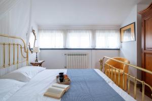 - une chambre avec un lit et une couverture bleue dans l'établissement APPARTAMENTO LA MANSARDINA, à Sestri Levante