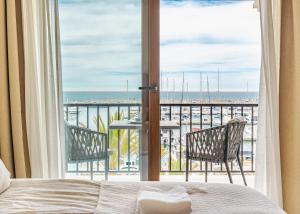 Posteľ alebo postele v izbe v ubytovaní 2 Penthouse Duquesa Marina Manilva Andalucia Spanien