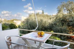 een tafel op een balkon met fruit erop bij Sunny Apartments - ex Zoi Studios in Daratso