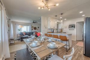 cocina y sala de estar con mesa y sillas en Monument Orchard - Bright Country Luxury Patio Bbq, en Fruita