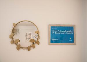 a mirror hanging on a wall with a sign at Schöne Ferienwohnung 54 m², Zentrumsnah, Kingbett in Erfurt