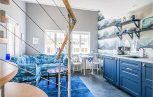 een keuken met blauwe kasten en een blauwe bank bij Cozy Apartment In Karlskrona With Wifi in Karlskrona