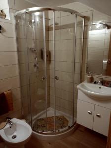 ein Bad mit einer Dusche und einem Waschbecken in der Unterkunft Home & Bed Spartano in Sapri