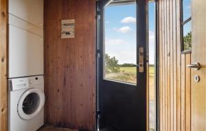een deur naar een wasruimte met een wasmachine bij Gorgeous Home In Fan With Kitchen in Fanø