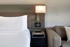 Postel nebo postele na pokoji v ubytování AC Hotel by Marriott Durham Duke University