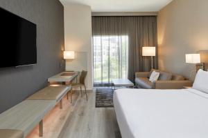 Postel nebo postele na pokoji v ubytování AC Hotel by Marriott Durham Duke University
