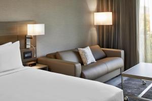 Posezení v ubytování AC Hotel by Marriott Durham Duke University
