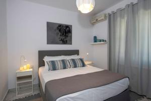 una camera con un grande letto di Easy Living City Apartment a Chania