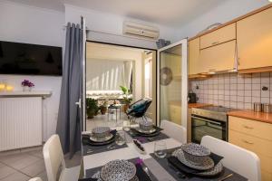 una cucina con tavolo e sedie in una stanza di Easy Living City Apartment a Chania