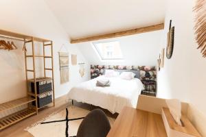 Habitación blanca con cama y escritorio en Hippie chic !, en Mons