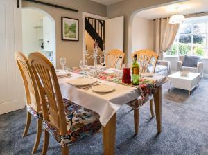 uma sala de jantar com mesa e cadeiras em Gables Cottage em Northwich