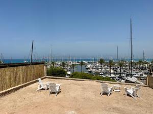 een groep stoelen op een patio met uitzicht op een jachthaven bij Son Veri D'Abaix in El Arenal
