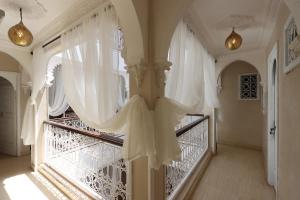 una scala in una casa con tende bianche di Riad Makech a Marrakech
