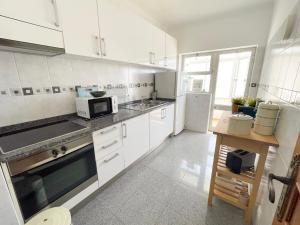 Kuchyň nebo kuchyňský kout v ubytování Apartamento T1, Praia da Rocha - Edificio Mar Azul